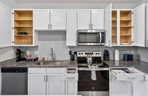 Arlington Apartment | Nice 2 BR Apt/King Bed/Pool/Gym/Clse 2 Beach/Mayo