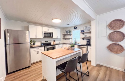 Mountain View House | Niche on Main ~Walk to the Square!