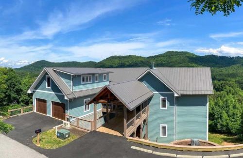 Candler House | Nine Peaks - Mountain Retreat, Balcony, Hot Tub, and Grill!