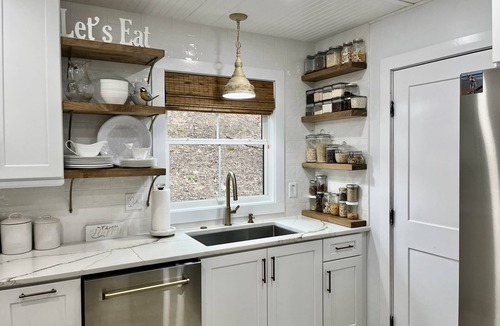 Sky Valley Cottage | nMODERN FARMHOUSE RETREAT WITH POND VIEW - ADULTS ONLY