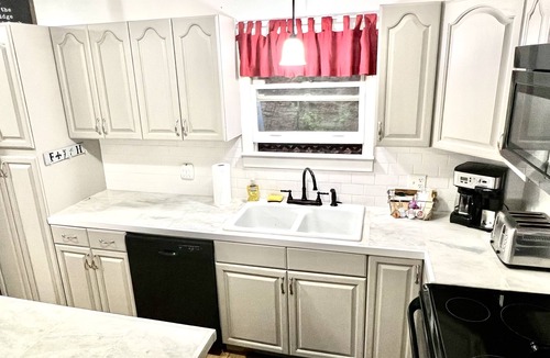 Sevierville Cottage | NO cleaning fee Secluded Cabin 2 acre P Forge 2 mi sleeps 9 LeConte Dwood Island