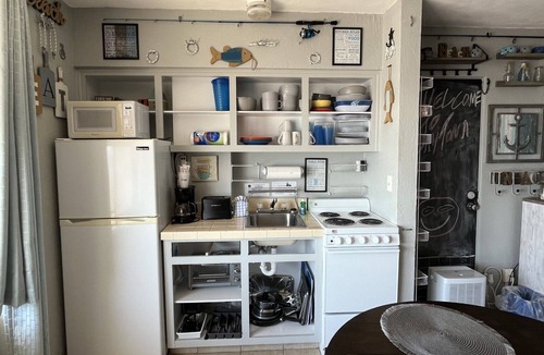 Bridgeport Heights Apartment | No Shoes? No Shirt? No Problem! Queen studio steps away from Daytona Beach!