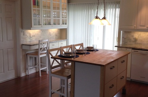 Oakview Heights House | No snow here. 5 minute walk to the beach. Quiet neighborhood.