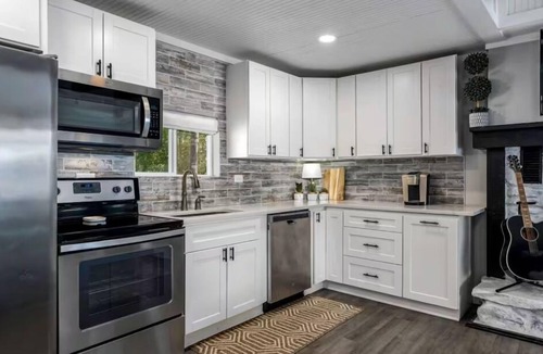 Cullman Cottage | No steps to dock-Deep Water-Cullman Side-Plenty of Parking-Sunsets & Campfires