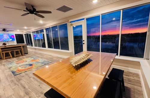 Spring Hill House | No Storm Damage 5 bedrooms, Heated Pool, Sunsets