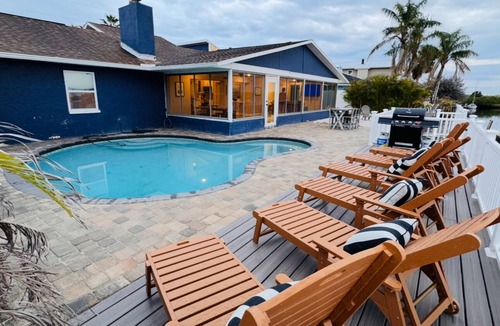 Spring Hill House | No Storm Damage 5 bedrooms, Heated Pool, Sunsets