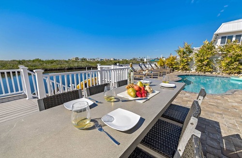 Spring Hill House | No Storm Damage 5 bedrooms, Heated Pool, Sunsets