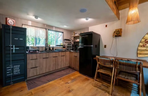 Cherry Log House | Nomad’s Nest A Worldly Tiny Escape w HotTub&Sauna