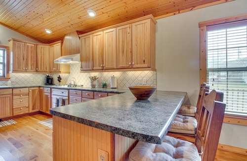 Elizabeth Cabin | Norfork Lake Access: Cabin w/Deck & Water View!