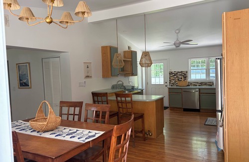 Town Bank House | North Cape May charming beach house 3BR. Early check-in Mon late check out Sun.