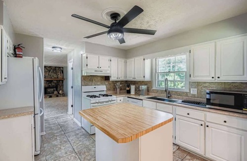 East Cobb House | Northern Atlanta Retreat | Cozy 4 Bedroom