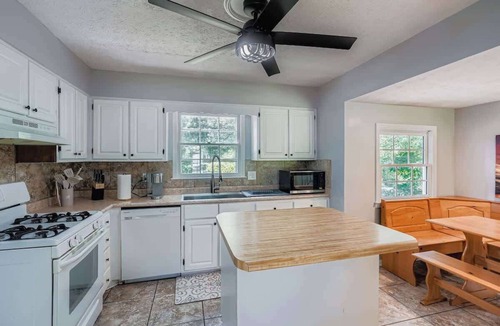 East Cobb House | Northern Atlanta Retreat | Cozy 4 Bedroom