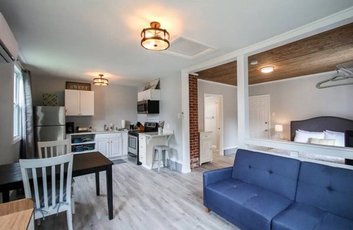 Richmond Hill House | Nosey-Huge, Historic Richmond Hill Home for 7