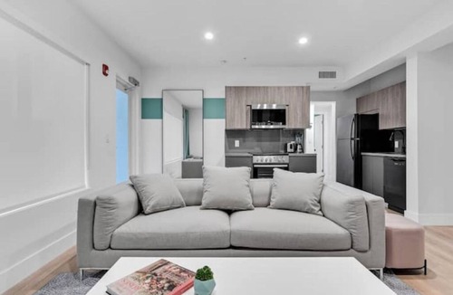 West Avenue Apartment | Nouveau suite Resort Passes & Parking Available