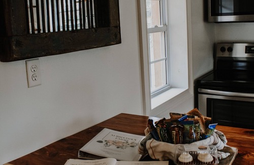 Morris House | Nubbintown Honey House Romantic Getaway Farm Stay