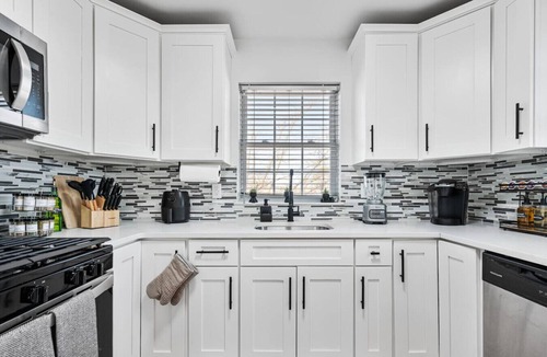 Constable Hook Apartment | NYC 20min | Sleeps 10 | Free Parking | Patio