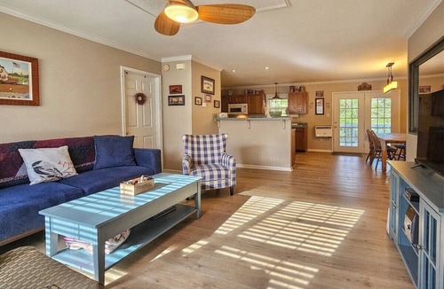 Haywood County House | Oak Park Retreat Upper NEW, Snuggle up, Cozy & Com