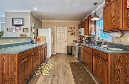 Haywood County House | Oak Park Retreat Upper NEW, Snuggle up, Cozy & Com