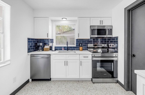 Anona House | Oasis 3beds- 5minutes to beach -air hockey, foosball, pacman - beautiful murals!