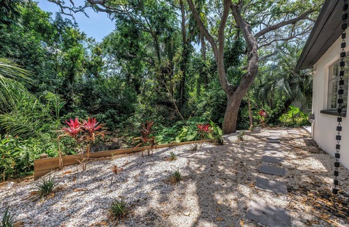 Anona House | Oasis 3beds- 5minutes to beach -air hockey, foosball, pacman - beautiful murals!