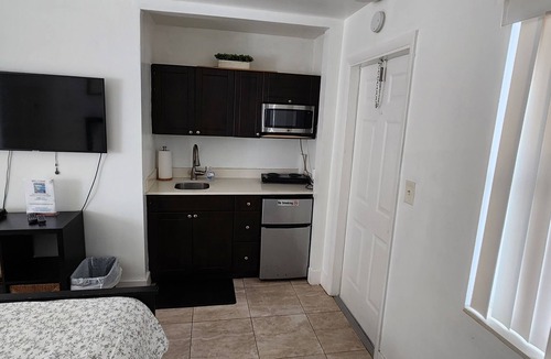 Royal Poinciana Hotel | Oasis at Hollywood - Sleeps 2- Unit 2. studio