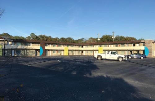 Polk Village Hotel | Oasis Inn