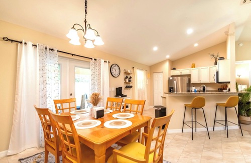 Ocala House | Ocala Oasis Screened Lanai & Fire Pit Large Master Bedroom