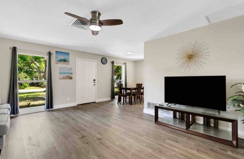 Whitfield House | Ocean Breeze for 10!