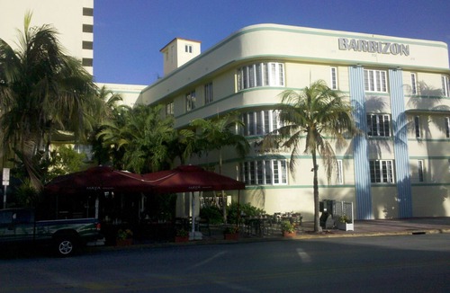 Flamingo/Lummus Apartment | *OCEAN DRIVE BEACH PAD*