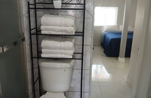 North Central Hollywood House | Ocean Front Suit Independent entrance 8 minutes from the beach by car