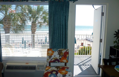 Lenox Park Apartment | Ocean Front Suite on the Beach!