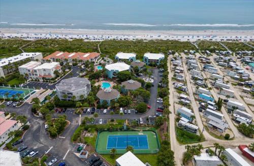 Butler Beach House | Ocean Hibiscus - Oceanfront Resort