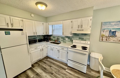 Surfside Beach Cottage | Ocean Lakes-Bright & Airy-Free Golf Cart