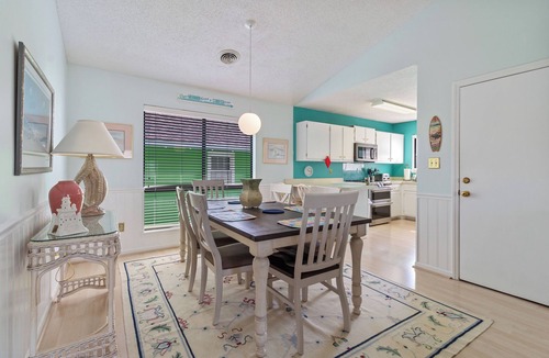 Garden City Cottage | Ocean Vibes: Pet-Friendly, Walk to Beach + Pool