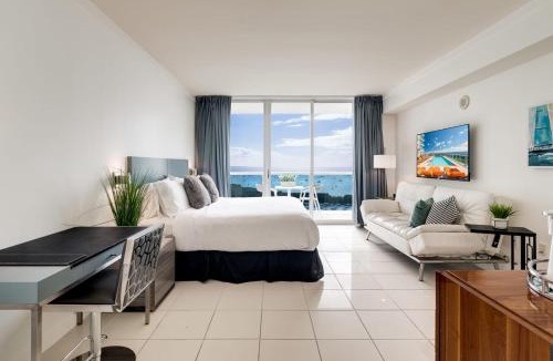Coconut Grove House | Ocean View Balcony steps from Restaurants, Peacock Park & Marina