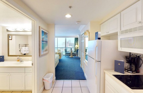 Ortona Park Apartment | Ocean-view studio - prime location on the beach