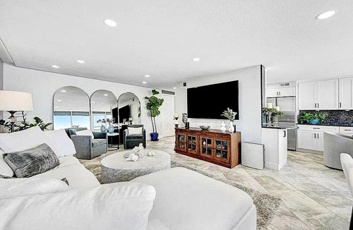Michigan Beach Apartment | Oceanfront 2BR Penthouse with Balcony Views
