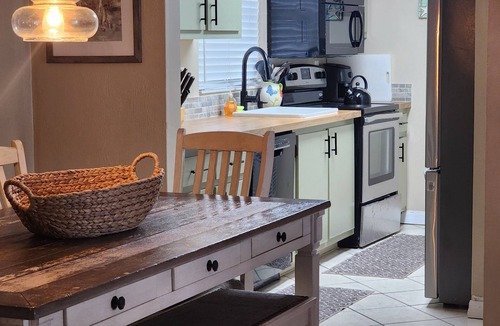 Glenwood Condo | OCEANFRONT 3BR/2BA sleeps 8. Updated amenities, with balcony. Beach & pool view.