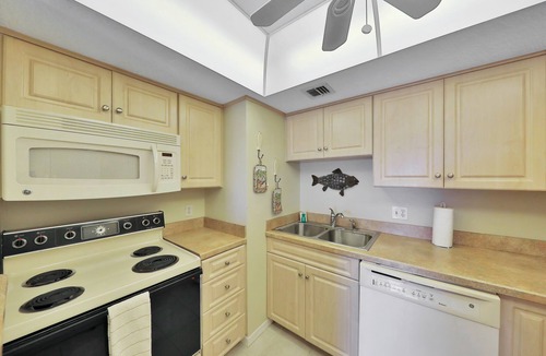 Ormond-by-the-Sea Condo | Oceanfront condo with easy beach access, sundeck & pool with a view