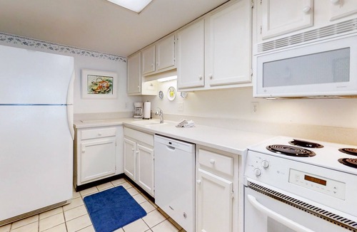Fernandina Beach Condo | Oceanfront condo with spacious balcony, great views, AC & outdoor pool
