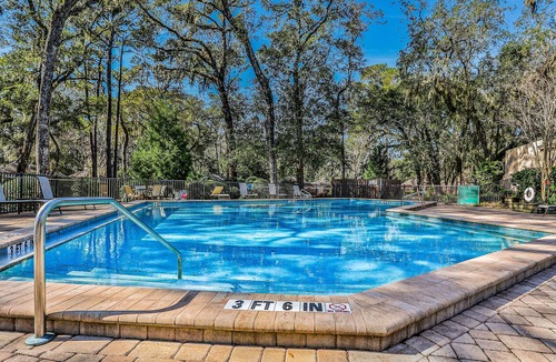 Fernandina Beach Condo | Oceanfront condo with spacious balcony, great views, AC & outdoor pool