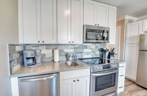 Folly Field Condo | Oceanfront Designer! KING BED w/2 65"TVs BAR GYM FREE TENNIS & PICKLEBALL