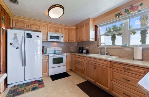 Painters Hill House | Oceanfront Escape w/Private Beach Access & Views! Sleeps 8.