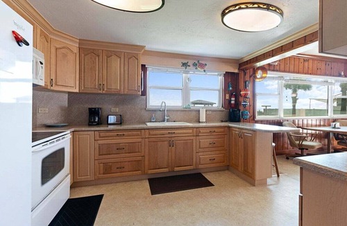 Painters Hill House | Oceanfront Escape w/Private Beach Access & Views! Sleeps 8.