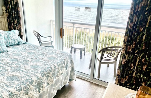 Myrtle Beach Hotel | Oceanfront Honeymoon Suite # 2 @ Camelot