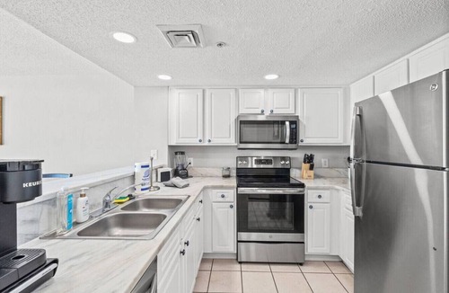 Crescent Beach Condo | Oceanfront King Bed 2BR 2BA Condo with WD Kitchen