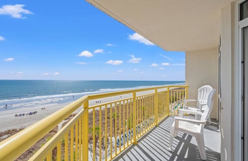 Crescent Beach Condo | Oceanfront King Bed 2BR 2BA Condo with WD Kitchen