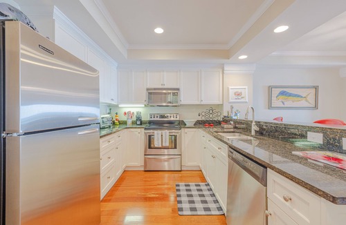 Isle of Palms Villa | Oceanfront, Large Condo! Prime Location, Community Pool & Elevator!