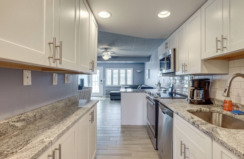 Mantoloking Condo | Oceanside Retreat in Mantoloking: Walk to Beach!