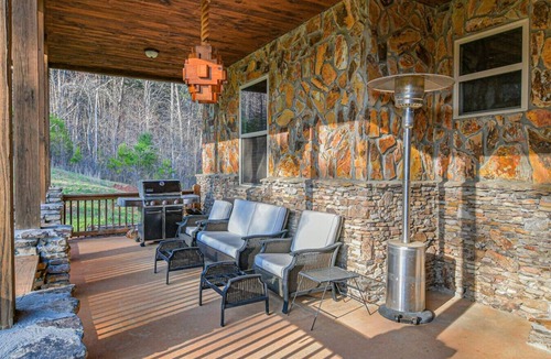 Turtletown House | Ocoee Stone Lodge- Wifi, Fireplace, Free Activities, Covered Outdoor Living Area